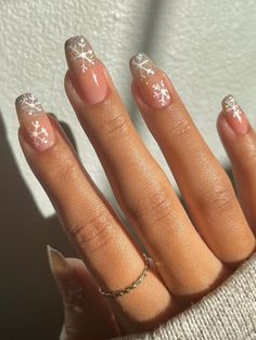 silver glitter ombre nails with snowflakes Christmas Snowflakes Nails, Snow Nails, Ombre Nails Glitter, Nails Christmas, Snowflake Nails, Almond Acrylic Nails, Ideas Nails