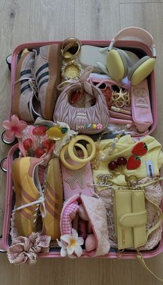 Vacation Bag Aesthetic, Inside My Bag, Holiday Packing, What In My Bag, Vacation Packing, كريستيانو رونالدو, Travel Wardrobe, Summer Feeling, Summer Dream