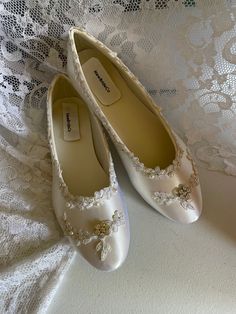 Stunning Style, for those brides whose gown has silver accents Trims: silver embroidered venice lace, pearls, crystals, rhinestones, brooch: crystals flower; Super elegant!! THESE SHOES DESIGNS ARE HAND DYED AND EMBELISHED TO ORDER THEREFORE, SHOES CAN NOT BE RETURNED OR EXCHANGED; PLEASE USE MY FEET LENGHT MEASURING GUIDE IN THE ABOVE PICTURE, TO HELP YOU GET THE PROPER SIZE ON THESE PARTICULAR SHOES; I'LL MAKE ALL THE EFFORTS TO HELP YOU HAVE A PLEASANT SHOPPING EXPERIENCE. I can send your sho Wedding Shoes With Lace Trim And Closed Toe, Elegant Wedding Shoes With White Laces, Embellished Lace Wedding Shoes, Elegant Embellished Lace Bridal Accessories, Elegant Embellished Wedding Shoes For Bride, Daphne Core, Lace With Pearls, White Flat Shoes, Ballet Style