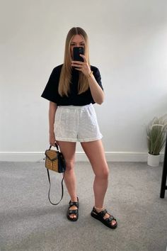 Discover simple and cute black t-shirt outfit ideas that are both aesthetic and effortlessly stylish, perfect for any occasion. Stylish Sunglasses