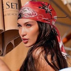 Head Scarf Outfit, Hair Wrap Scarf, Hair Scarf Styles, Bella Hadid Outfits, Head Scarf Styles, Neue Outfits, Grunge Hair, Bella Hadid