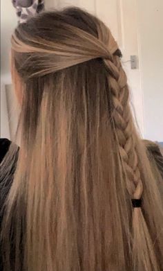 Discover the top 10 summer hairstyles that blend style and comfort. From breezy bobs to chic braids, find your perfect hot-weather look here. Volleyball Hair Bows, Cute Volleyball Hairstyles, Cute Sporty Hairstyles, Hairstyles For Hot Weather, Volleyball Hair, Track Hairstyles, Basketball Hairstyles, Cool Braid Hairstyles