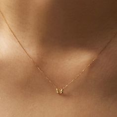 Necklace Aesthetic Butterfly, Butterfly Gold Necklace, Dainty Jewelry Aesthetic, Necklace Aesthetic Gold, Gold Necklace Aesthetic, Minimalist Accessories Jewellery, خواتم خطوبة, Butterfly Jewellery, Hand Jewelry Rings