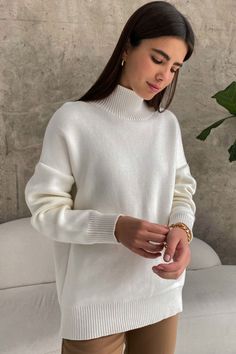 Stay warm and stylish this winter with our Women Turtleneck Sweater. Made with thick and warm material, this pullover top is perfect for the colder months. The oversized design and loose fit provide a casual and comfortable look. Crafted with high-quality knit, this sweater is a must-have for any fashionable female. Baggy Sweaters, Women Turtleneck, Winter Typ, Women Sweaters Winter, Oversize Casual, Loose Knit Sweaters, Ladies Turtleneck Sweaters, Long Sleeve Jumper, Casual Sweater