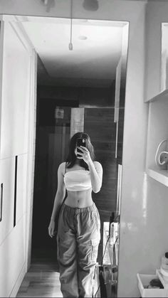 Aesthetic Hide Face, Fake Mirror Pic, Cute Snaps Ideas, Pelo Cafe, Hide Face, Saree Poses, Body Outfit, Friend Poses Photography, Best Poses For Pictures