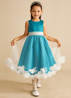 Your flower girl will look pretty like a princess in Stardust, our floral organza A-line dress. She features a scoop neckline, a ruched belt, and beautiful 3D flowers along the hem of the A-line skirt. Green Flower Girl Dresses, Organza Flower Girl Dress, Tea Length Flower Girl Dress, Flower Girl Dresses Blue, Organza Dress, 3d Flowers, Tea Length, Pink Candy, A Princess