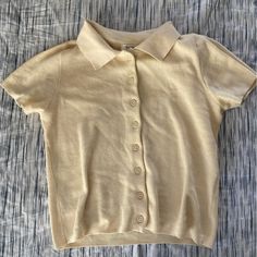 Super Cute And Never Worn Casual Cream Collared Tops, Vintage Crew Neck Top For Day Out, Vintage Tops For Day Out In Fall, Vintage Tops For Fall Day Out, Vintage Cream Tops For Day Out, Vintage Short Sleeve Tops For Day Out, Trendy Collared Beige Top, Retro Cream Top With Short Sleeves, Retro Cream Top For Spring