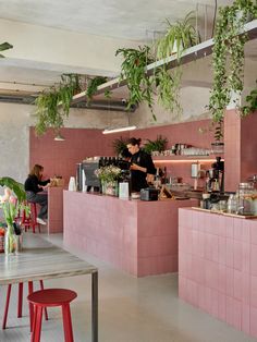 Populární Phočko z Jiřáku má dvojče. Ăn Quán nabízí kuchyni, kterou ochutnáte jen ve vietnamských rodinách Pizzeria Design, Coffee Shop Furniture, Coffee Shop Concept, Brunch Bar, Art Studio Room, Coffee Shop Bar, Cookie House, Tea Cafe, Cafe Shop Design