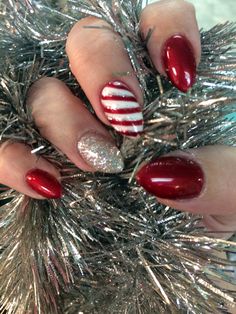 Trendy Nails Red, Red And Silver Nails, Candy Cane Nails, December Nails, Red Christmas Nails, Cute Christmas Nails, Christmas Gel Nails, 22 December, Nails Red