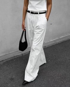 Essential summer casual trousers in a crisp, lightweight cotton nylon blend.   -  High waisted, straight... Work Travel Outfit, White Trousers Outfit, Styling Wide Leg Pants, White Pants Outfit, Style Wide Leg Pants, Wide Leg Pants Outfits, Trousers White, Trouser Outfit, White Trousers