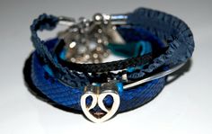 Depuis le temps que les bracelets Hipanema font parler d’eux, il fallait bien que d’autres créateurs surfent sur la vague du bracelet multi-liens  http://www.belleaufarouest.fr/secrets-des-anges-7-bracelets-en-1/ Leather Bracelet, Leather, Blue