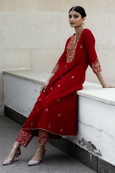 Red kurta in chanderi silk base fabric with floral motif embroidery. Paired with mul embroidered pant and organza dupatta.
Components:3
Pattern:Embroidered
Type of Work:Floral Motif
Neckline:V-Neck
Sleeve Length:Three Quarter
Fabric:Kurta: Chanderi Silk- 80% Cotton, Pant: Mul- 100% Cotton, Dupatta Organza
Color:Red
Other Details:
Floral motif embroidery
Embroidered pant hem
Occasion:Wedding, Puja - Aza Fashions Motif Embroidery, Red Kurta, Cotton Dupatta, Embroidered Pants, Organza Dupatta, Kurta Set, Set For Women, Aza Fashion, Red Floral