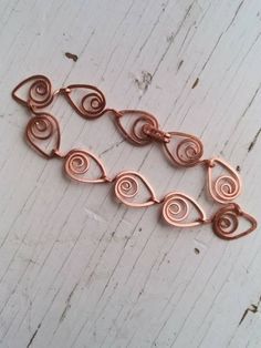 "Delicate and sweet, this chain link bracelet is made with 100% copper teardrop links. Each teardrop link is carefully shaped and hand-hammered by a certain Cricket and is about half the size of a dime, just under 3/4\" long and 3/8\" wide.  The last teardrop link has a hidden hook underneath, which must be slipped over the first teardop link to clasp the bracelet together. This creates a \"hidden clasp\" effect and holds the bracelet closed nicely.  The copper is protected against tarnishing and skin discoloration. Bracelets can be made to fit, or a little big, to your preference. See variations in length in length in the menu above. This is made to order, so please allow a couple of days for your bracelet to be created! >>----> If you have questions, please feel free to reach out to me." Diy Wire Jewelry Rings, Wire Jewelry Rings, Wire Wrapped Stone Jewelry, Wire Jewelery, Wire Wrap Jewelry Designs, Copper Jewellery, Bijoux Fil Aluminium, Bracelets Design, Beading Jewelry