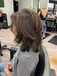 Neck Length Hair With Layers, 90s Layered Hair Short, European Cowgirl, Bangs Design, Shorter Layered Haircuts, Neck Length Hair Cuts, Shag Bob, Neck Length Hair, Easy Trendy Hairstyles