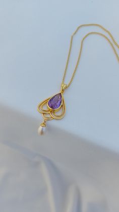 Introducing this lovely necklace worn by Rose during her stroll on the Titanic's deck. It showcases a charming pendant from the Edwardian era, crafted in 18k gold-plated sterling silver 925. This pendant features a natural drop-shaped amethyst stone and a freshwater pearl. It delicately hangs from a  45 cm (17.72 inches) long, 1.4 mm (0.055 inches) wide chain, also made of 18k gold-plated sterling silver 925. Sold without earrings ♥ Link for the earrings: https://www.etsy.com/fr/listing/15129522 Purple Necklace With Pearl Pendant, Purple Pearl Pendant Necklace, Titanic Necklace, Die Rose, Natural Pearl Necklace, The Titanic, Rose Necklace, Jewelry Model, Natural Pearl