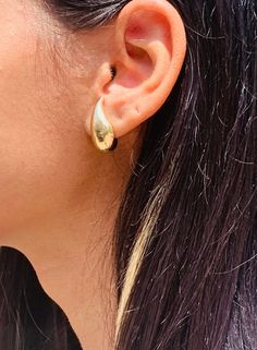 Adorn your ears with elegance and grace. Our stunning Raindrop earrings are the perfect accessory to make a statement. Whether you prefer minimalist or elaborate styles, our these are sure to turn heads. Hoop Size: 12mm x 24mm Experience the beauty and durability of 18 Karat Gold Filled. Our pieces are crafted with a thick layer of genuine 18 Karat gold bonded to a base metal, ensuring a long-lasting and high-quality piece of jewelry. Unlike gold-plated jewelry, gold filled hoops do not delamina Classic Teardrop Single Hoop Earring, Classic Drop Hoop Earrings For Everyday, Elegant Everyday Hoop Teardrop Earrings, Elegant Everyday Teardrop Hoop Earrings, Everyday Elegant Teardrop Earrings, Classic Hypoallergenic Teardrop Hoop Earrings, Teardrop Single Hoop Earring For Anniversary, Classic Drop Wrap Earrings For Pierced Ears, Teardrop Hoop Earrings For Anniversary