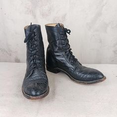 This is a very nice pair of boots. Hondo makes good boots and these are. Black textured leather on the toe area and heel and smooth leather on the sides. Beige leather linings and leather soles. The leather is soft and supple yet strong. Really nice condition. Some signs of wear but only minor. The leather is great, the insides are super clean and the soles don't have too much wear. The boots come with an extra set of laces cuz I'm not sure how long the ones on the boots will go.  Men's size 8 B (narrow width) Vintage Boots With Reinforced Cap Toe, Western Leather Cap Toe Boots, Western Leather Combat Boots With Snip Toe, Vintage Combat Boots With Snip Toe And Leather Sole, Western Leather Lace-up Combat Boots, Leather Western Combat Boots With Round Toe, Western Style Leather Lace-up Combat Boots, Western Ankle Lace-up Boots With Leather Sole, Western Style Lace-up Leather Combat Boots