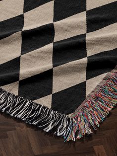 This woven black and white harlequin blanket presents a unique and stylish option, making it an ideal Mother's Day gift. Its diamond pattern adds a touch of elegance, serving as a distinctive accent in home decor. 𝑷𝒍𝒆𝒂𝒔𝒆 𝒏𝒐𝒕𝒆 𝒕𝒉𝒂𝒕 𝒄𝒐𝒍𝒐𝒓𝒔 𝒎𝒂𝒚 𝒗𝒂𝒓𝒚 𝒐𝒏 𝒅𝒊𝒇𝒇𝒆𝒓𝒆𝒏𝒕 𝒔𝒄𝒓𝒆𝒆𝒏𝒔; 𝒇𝒐𝒓 𝒂𝒏𝒚 𝒊𝒏𝒒𝒖𝒊𝒓𝒊𝒆𝒔 𝒓𝒆𝒍𝒂𝒕𝒆𝒅 𝒕𝒐 𝒄𝒐𝒍𝒐𝒓, 𝒌𝒊𝒏𝒅𝒍𝒚 𝒔𝒆𝒏𝒅 𝒖𝒔 𝒂 𝒎𝒆𝒔𝒔𝒂𝒈𝒆. 𝑷𝒂𝒕𝒕𝒆𝒓𝒏𝒔 𝒎𝒂𝒚 𝒂𝒍𝒔𝒐 𝒗𝒂𝒓𝒚 𝒔𝒍𝒊𝒈𝒉𝒕𝒍𝒚 𝒃𝒂𝒔𝒆𝒅 𝒐𝒏 Green Wainscoting, Luxury Blankets, Black Hydrangea, Checkered Blanket, Blanket Christmas Gift, Fall Hydrangea, Blanket Design, Blanket Christmas, Unique Blankets