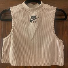 Nike Air Cropped Tank Top New With Tags Size: Small Original Price: $50 Nike Street, Casual Country Outfits, Dresses Dance, Nike Crop Top, Nike Looks, Tops Nike, Image Swag, Top Nike, Nike Tank Tops