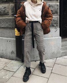 Brown Puffer Jacket, Minimalist Moda, Moda Do Momento, Brown Puffer, Gingham Pants, Hipster Outfits, Looks Street Style, Instagram Outfits, Hoodie Outfit