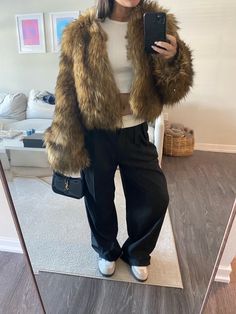 Fur Casual Outfit, Faux Fur Casual Outfit, Fur Jacket Casual Outfit, Fur Coats Outfits, Fur Zip Up Jacket Outfit, Fur Bomberjack Outfit, Outfit Accessories Aesthetic, Fur Coat Casual Outfit, Outfit With Fur Coat