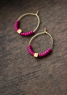 Unique summer hoop earrings with hot pink glass seed beads, gold tone stainless steel cube charms and gold tone stainless steel round hoop earrings. Earring hooks are from nickel free and lead free metal. Perfect jewelry for everyday wear or a great gift for someone special! Diameter of hoops is 25 mm. Other earrings of my shop you can see here: https://www.etsy.com/shop/NaTavelli?section_id=13757927 Thanks for visit. Easy Diy Earrings, Pink Beaded Earrings, Body Jewelry Diy, Earrings Seed Beads, Hoop Earrings Diy, Jewels Diy, Diy Seed Bead Earrings, Unique Handmade Earrings, Pink Beaded