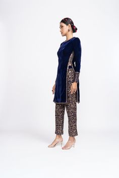 Well fitted velvet kurta paired with Hand embroidered velvet trousers.From Vvani Vats Mahnoor's collection.DELIVERY TIMEPlease allow 8-12 weeks for your outfit to arrive.FABRIC DETAILSVelvetProfessional cleaning only. Royal Indian Outfits Women, Velvet Kurta Designs Women, Velvet Indian Outfits, Velvet Suits Design Women, Velvet Kurta Designs, Velvet Suits Women Indian, Velvet Kurta Set, Velvet Outfits, Velvet Kurti