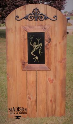 a wooden sign with an image of a frog on it's face and the words example of use