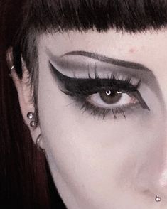 Everyday Trad Goth Makeup, Simple Goth Eyeshadow, Trad Goth Vampire Makeup, Beginner Trad Goth Makeup, Goth Makeup Traditional, Causal Goth Makeup, Goth Makeup School, Casual Trad Goth Makeup, Metal Goth Makeup