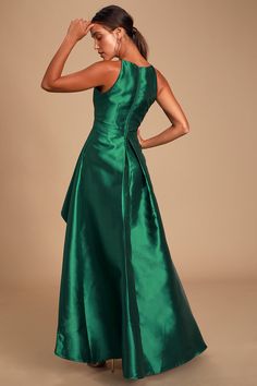 Raise a glass in the Broadway Show Emerald Green High-Low Maxi Dress! Medium-weight woven taffeta, with a high shine sheen, shapes this showstopping gown with adjustable spaghetti straps, an apron neckline, and princess-seamed bodice. Fitted, banded waist sits atop a flowy, high-low maxi skirt with box pleats, side seam pockets, and an voluminous silhouette. Hidden back zipper/clasp. Fit: This garment fits true to size. Length: Floor length. Size medium measures 59" from adjustable straps to hem Dress With Apron, High Low Maxi Skirt, Emerald Green Dress, Broadway Show, High Low Gown, High Low Maxi Dress, Emerald Green Dresses, High Low Skirt, Satin Gown