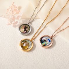 This beautiful Locket Necklace personalized use your actual sister photo. Inside will be a photo print that fits perfectly. Let your dear soul sister, big sister stay with you sides. It is perfect gift for sisters birthday gift, best friend Christmas gift . Also a thoughtful gift for long distance friendship. Photo Locket Necklace personalized are available in silver and gold. Our jewelry pieces come equipped with everything you need for gifting, a gift box included with every purchase at no add Photo Gifts For Friends, Friendship Photo, Distance Friendship, Necklace Locket, Long Distance Friendship, Picture Necklace, Sister Photos, Photo Locket Necklace, Soul Sister