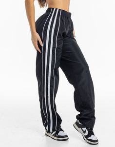 Loved by all for their cosiness and dependability. The Blur Flare Sweatpants are the perfect basics to help you get more out of your athleisure - Regular Waisted. Mid-rise waistband - Fabric is cotton mix for warmth and softness - Waist pockets - Embroidered ECHT Logo - Designed for low movement activities 60% Cotton, 40% Polyester Skye is wearing size Small. She is 170cm (5'6") tall with an 33" bust, a 25" waist and 36" hips. Flare Sweatpants, Joggers Track Pants, Movement Activities, Y2k Retro, Gym Clothes Women, Contrast Piping, Flare Leggings, Early 2000s, Jogger Sweatpants