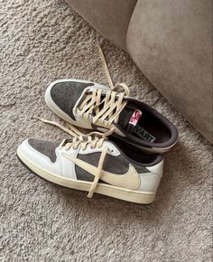 Travis Scott Shoes, Nike Fashion Sneakers, Replica Sneakers, Sneakers Wallpaper, Low Shoes, Nike Air Shoes, Cute Nike Shoes, Hype Shoes, Cute Nikes