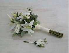 Simple Bridal Flowers, Small Beach Wedding Bouquet, Simple Beach Bouquet, Bridal Bouquet And Boutonniere, White Lily Bouquet Wedding, Small Wedding Bouquet Simple, Lily Wedding Flowers, Simple Flower Bouquet, Lily Wedding Bouquet