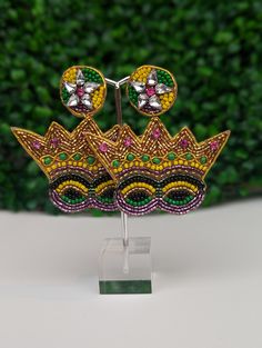 The details on these Mardi Gras Mask Earrings are gorgeous! They not only are beaded but feature stones as well. These would be a perfect addition to your collection for Carnival Season! Custom Trucker Hats, Holiday Gift Card, Everyday Purse, Mardi Gras Mask, Beaded Headband, Tassel Bracelet, Beaded Purses, Beaded Keychains, Purse Strap