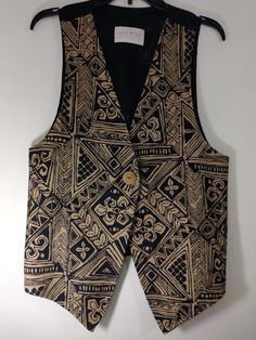 Materity Vest Women's Fabulous Button Lining Like New Condition Vintage by PEA in a POD Size S 1 large wooden button, black backside with tie, abstract tribal print textile, black satin lining. Super high quality. Excellent LIKE NEW FLAWLESS CRISP UNWORN condition. Easy to wear casual chic vintage for the disco sporting life. MEASUREMENTS: Length - 28" Bust (underarms to underarms)  - 40" Sleeve (shoulder to cuff)  - 0" Waist - 41" Hips - 42" MODEL STATS: Ht. - 5' 8.5" Bust - 35" Waist - 25" Hip Cheap Stretch Vest With Graphic Print, Pea In A Pod, Vest Outfits, Chic Vintage, Textile Prints, Vintage Chic, Black Satin, Womens Vest, Contrasting Colors