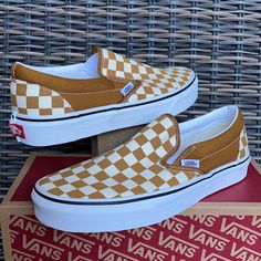 Brand New In The Box Authentic Men`S Vans Classic Slip-On Checkerboard Goldenbrown/True White Canvas Sneakers Men, Vans Slip On Shoes, Vans Old School, Vans Suede, White Shoes Men, Black Shoes Men, Blue Vans, Black And White Shoes, Shoes Vans