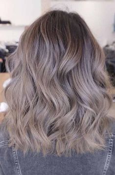 El tono mushroom blonde es la tendencia de esta temporada Ash Blonde Color, Color Straight Hair, Mushroom Blonde, Ice Hair, Mushroom Hair, Hair Natural Color, Silver Blonde Hair