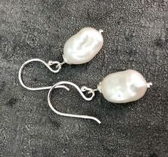 ✓ Handmade Earrings ✓ Freshwater Pearls ✓ Baroque Earrings Add a timeless sophistication to your outfit with these pearl earrings. Entirely handmade from a silver base and a small, delicate, irregular freshwater pearl. Comes with a classic Baroque style, these are the earrings that should not be missing from your collection. Minimalist but elegant, delicate but trendy but most of all really versatile pieces of jewelry. Thanks to its white and silver color combination the earrings will match perf Handmade Adjustable Pearl White Earrings, Baroque Earrings, Organic Bag, Pearls Earrings, Mother Day Gift, Style Baroque, Baroque Style, Freshwater Pearls Earrings, Baroque Fashion