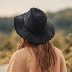 The EMES SHOP hat is detailed with minimalist slim braid trim. Features a woven material. small metallic tag detail. and fedora hat design.MATERIAL:100% Brushed Wool BlendCIRCUMFERENCE MEASUREMENTS: 56-58cm 22-23in