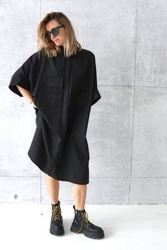 Casual Relaxed Fit Tunic For Workwear, Black Relaxed Fit Tunic For Spring, Casual Tunic With Relaxed Fit And Batwing Sleeves, Relaxed Fit Short Sleeve Tunic For Fall, Fall Short Sleeve Relaxed Fit Tunic, Fall Tunic With Relaxed Fit And Short Sleeves, Oversized Summer Workwear Tunic, Oversized Summer Tunic For Workwear, Black Oversized Tunic For Spring