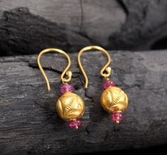 Gold Earring 22kt Dangling ball earrings with spinal beads on top and bottom of the gold ball.   Though this style of jewelry is mainly made as ornate Indian bridal jewelry, we have tried to make this art form more modern. Women can wear these stylish earrings to dress up for the office or out for a special evening. Comes in a nice jewelry box, perfect for gifting. Product Description Gross Weight : 1.360 Gms Gold Weight : 1.300Gms Spinel Beads Weight: cts 0.30 cts Earring Lenght : 1.75 inch For other styles and colors, check out my Shop https://www.etsy.com/in-en/shop/TheGemStone?ref=seller-platform-mcnav Disclaimer: Product color may slightly vary due to photographic lighting sources or your monitor settings. The weights mentioned are approximate and may very from piece to piece. Gold Earrings With Latkans And Round Beads, Gold Temple Jewelry Earrings With Round Beads, Mughal Jewelry, Indian Bridal Jewelry, 22k Gold Jewelry, Blue Gemstone Rings, Nice Jewelry, Stylish Earrings, Ball Earrings