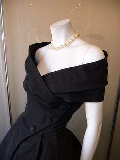 Dior Cocktail Dress, Detail Couture, Glamouröse Outfits, Mode Retro, Gaun Fashion, Dior Haute Couture, Black Prom Dress, Black Prom, Evening Dress Fashion