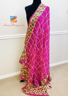 Magenta (Hot Pink) Aari Mirror Work Samosa Lace Fulkari Dupatta.

 Entdecken Sie mehr SAMTSCHAL , DUPATTA , PHULKARI

 📦 Unübertroffener KOSTENLOSER weltweiter Versand von Kanada in die USA, nach Europa, Australien, Neuseeland, Norwegen, Belgien, Dänemark, Spanien, Italien, Frankreich und überall sonst.

 ⭐️⭐️⭐️⭐️⭐️ 5-Sterne-Kundenbewertungen

 Jaspreet, Kanada ⭐️⭐️⭐️⭐️⭐️

 Die Choora, die ich bestellt habe, war unglaublich. Die Größe war perfekt und wunderschön verpackt mit süßen Dankesbrie Designer Wear Pink Silk Thread Choli, Pink Silk Traditional Wear With Dori Work, Silk Traditional Wear With Dori Work In Pink, Pink Embroidered Fabric For Designer Festival Wear, Pink Embroidered Fabric For Designer Festivals, Pink Embroidered Fabric For Designer Wear And Festivals, Pink Embroidered Fabric For Designer Festive Wear, Pink Dori Work Art Silk Dupatta, Pink Chanderi Embroidered Fabric With Gota Work