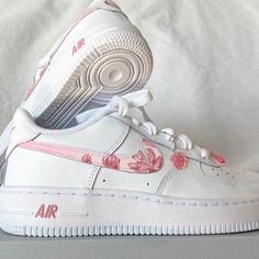 Step out with fresh style in the Peach Blossom Custom Air Force 1. With a bold peach blossom hue, these kicks will not only make a statement but add a pop of color to any outfit. Get ready to take risks and conquer what’s in front of you, one bold step at a time! 🍑🌸 🔥 100% genuine, Brand New.👟 Custom sneakers.💫 Every pair is hand-made to order.✨ Best quality waterproof and scratch-proof paints used.✨ 1000+ satisfied customers across various platforms. 🌎Free worldwide shipping,shipping with White Nike Air Force, Painted Nikes, Nike Air Force 1 Custom, Custom Painted Shoes, Custom Shoes Diy, White Nike Air, Nike Shoes Air Force, Nike Air Force One, Custom Nike Shoes