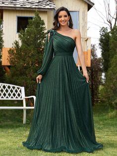 Um vestido de festa com caimento que valoriza a silhueta de forma sofisticada. Com detalhes brilhantes, ele oferece um toque de elegância e glamour. O design cria efeito fluido e gracioso, perfeito para ocasiões especiais. Bridesmaid Long Sleeve Dresses, Modern Gown Design, Gala Dresses Elegant 2024, Green Evening Dress Long, Green Dress Prom, Green Gown Dress, Sparkle Floor, Green Long Dress, One Shoulder Evening Dress