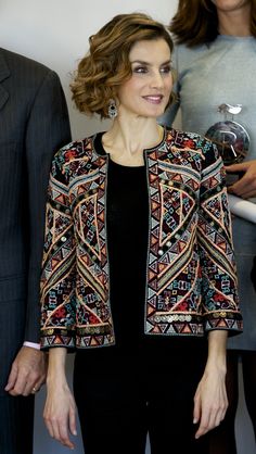 Mundo Hippie, Ethnic Jacket, Embroidered Blazer, Mode Chanel, Statement Jacket, Estilo Hippie, Letizia Of Spain, Batik Fashion, Boho Jacket