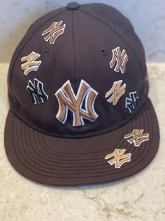 New Era Outfit, Yankee Hat, Custom Fitted Hats, Swag Hats, Dope Hats, Embroidered Baseball, Diy Hat, Hat Ideas, Blessed Day