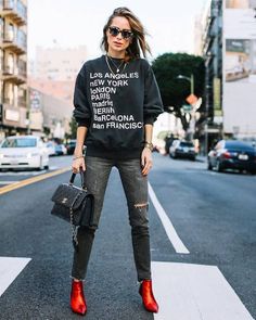 Style Red Boots, Look Rock Chic, Ripped Jeggings, Jean Jacket Outfits, Long Leather Coat, Amy Jackson, Stil Inspiration, Red Boots, Ținută Casual