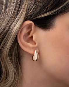 The perfect accessory for every occasion, these 14K Gold Teardrop Stud Earrings add a touch of luxury to any ensemble. From a strapless gown to a classic white tee, these statement earrings elevate your style with their curvaceous, bubbly design. Effortlessly bold and feminine, they are a trendy must-have for the fashion-forward woman. Size: Approx. 0.5mm(W) x 20.5mm(H) Total Weight: Approx. 2.85 grams (per pair) Standard Production: 3-5 business days Rush Order Production: 2-3 business days Shi Elegant 14k Gold Earrings With Timeless Design, Classic Rose Gold Teardrop Earrings, Classic 14k Gold Teardrop Earrings For Formal Occasions, Modern Wedding Earrings With Timeless Design, Elegant Rose Gold Teardrop Earrings, Classic Evening Jewelry With Timeless Design, Classic Timeless Evening Jewelry, Rose Gold Teardrop Earrings For Formal Occasions, Elegant Polished Teardrop Drop Earrings